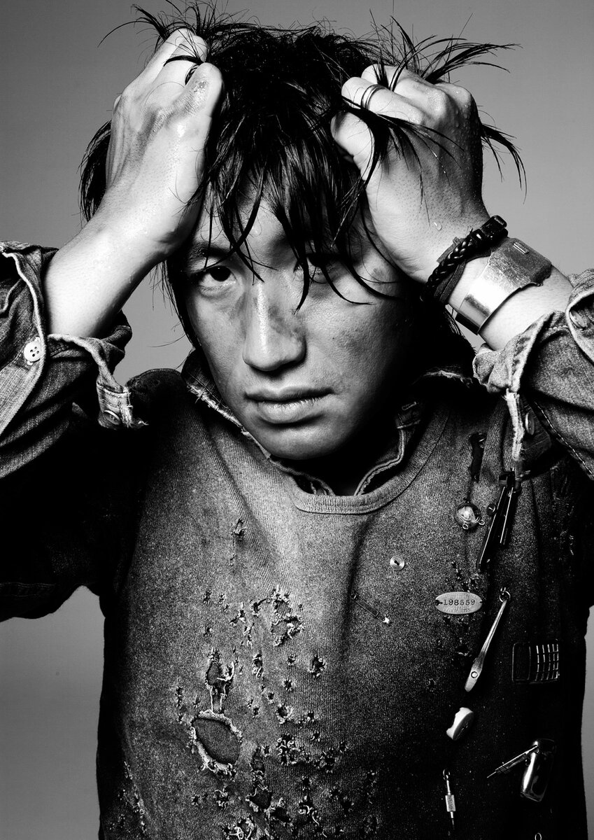 Дизайнер Михара Ясухиро