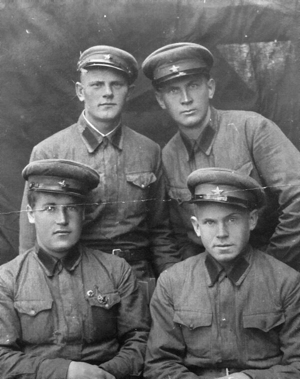 Фото с Яндекс-картинки: Леонид Гайдай с боевыми товарищами