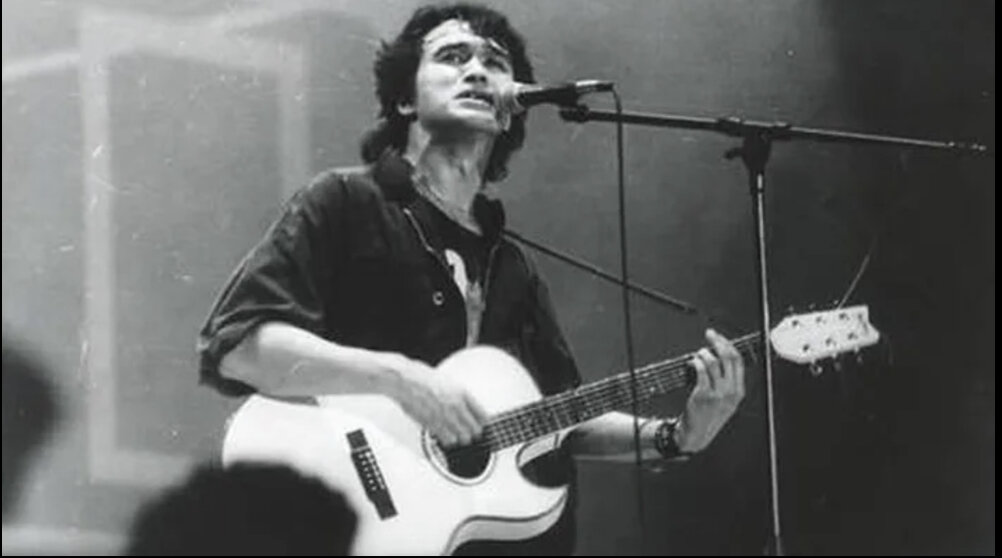 Виктор Цой с гитарой Washburn ea20. Концерт в Олимпийском 5 мая 1990 год.