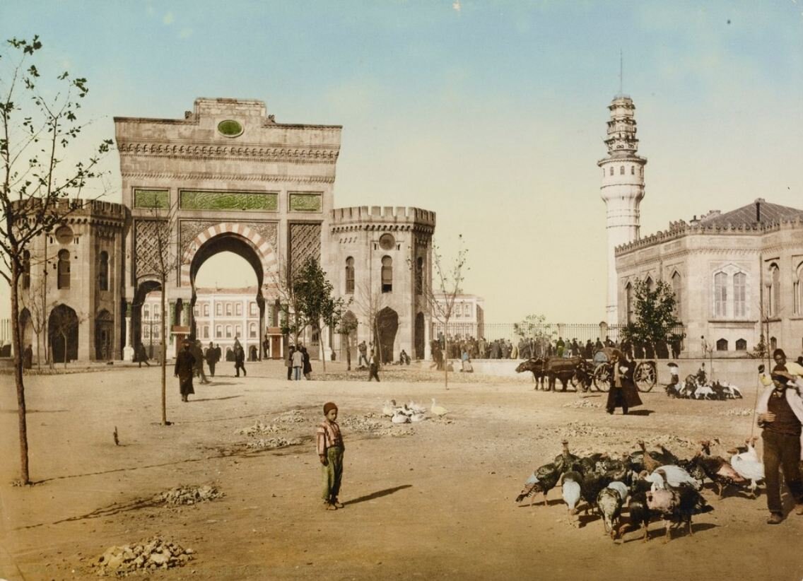 Площадь перед Сераскерат (военное министерство Османской империи). Константинополь. 1890 год.
