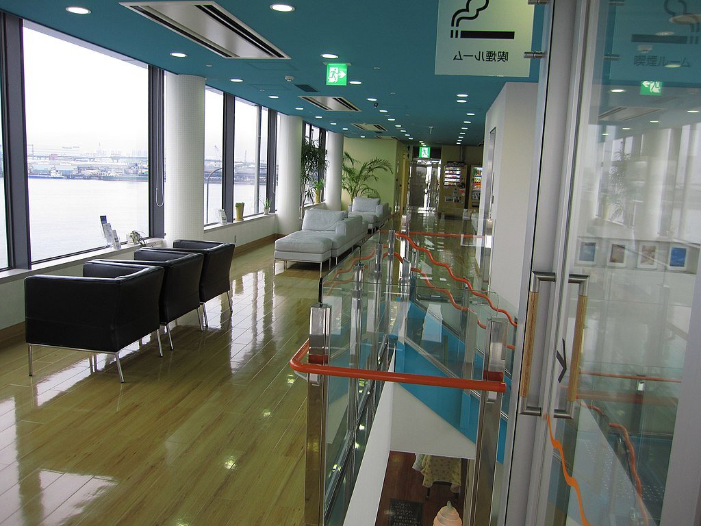 By Horiuchi - Own work, Public Domain, https://commons.wikimedia.org/w/index.php?curid=9830627. Место для отдыха на парковке Нахашима, Япония. Курить-можно...