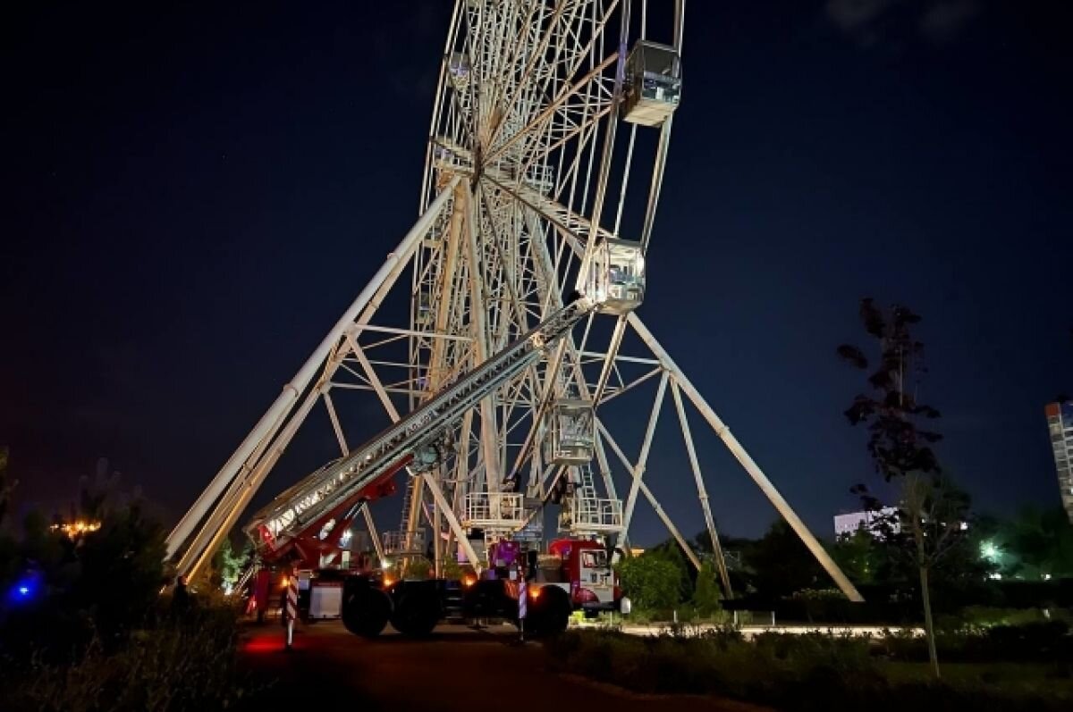    В Волгограде более 20 человек застряли на колесе обозрения