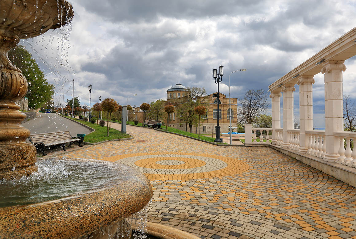 Пятигорск бульвар гагарина. Бульвар Гагарина Пятигорск. Проспект Гагарина Пятигорск. Колоннада на бульваре Гагарина в Пятигорске. Провальский бульвар Пятигорск.