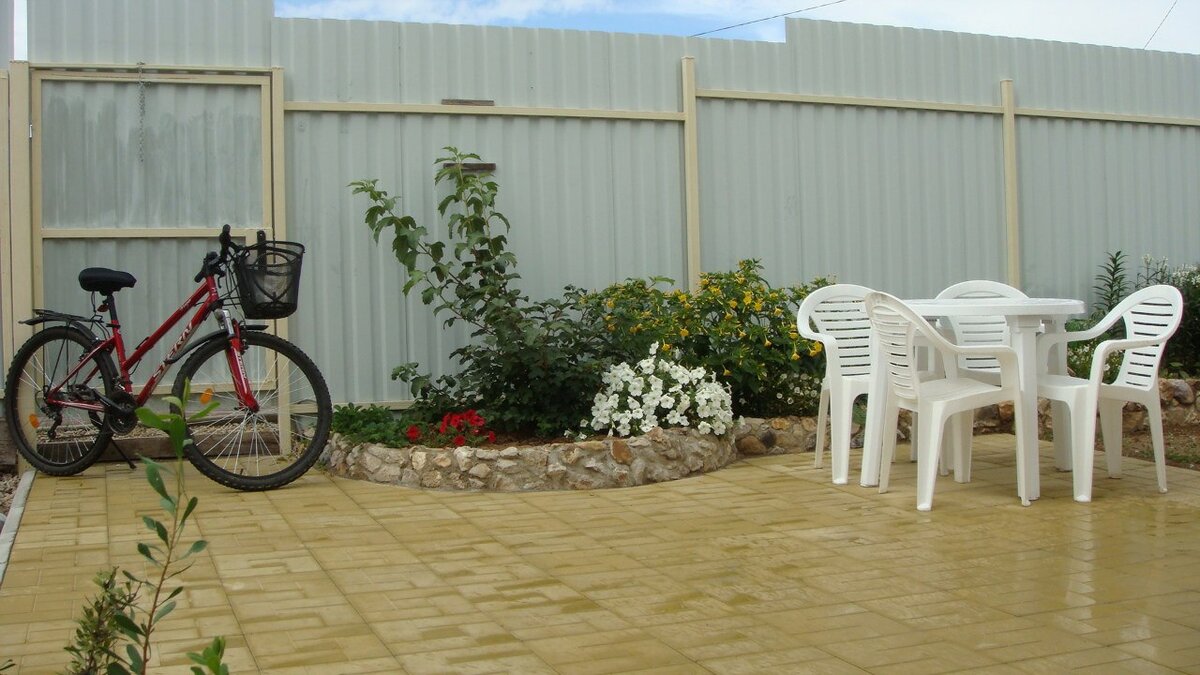 Площадка и подпорная стенка были сделаны в 2011 году. Все еще новенькое, аж блестит)))