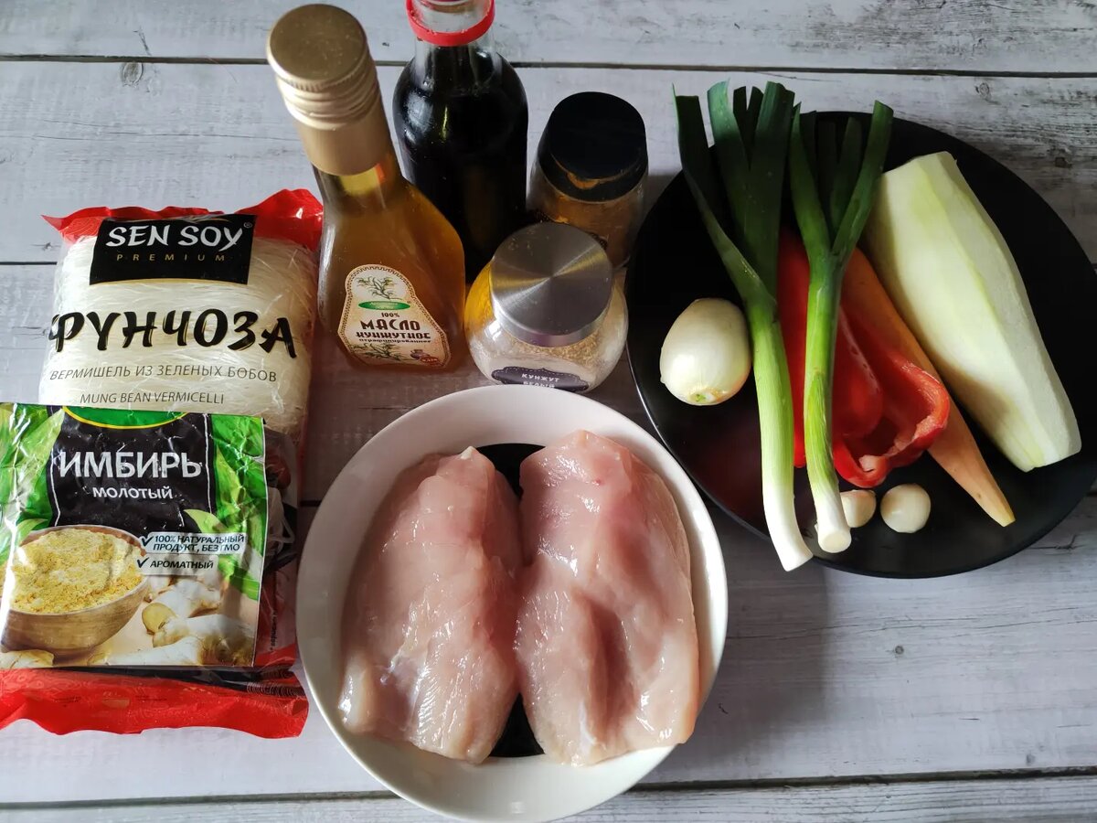 Это базовый набор овощей. По желанию и по возможности можно заменить их или добавить: пекинскую капусту, зелёную фасоль, грибы, кукурузу, ростки маша, брокколи и тыкву. 