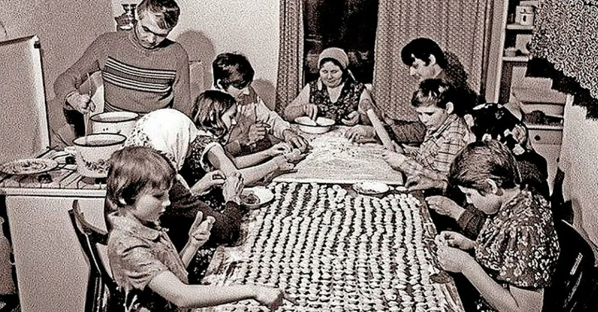 Лепка пельменей всей семьей, фото времен СССР (фото из телекоммуникационной сети Интернет)