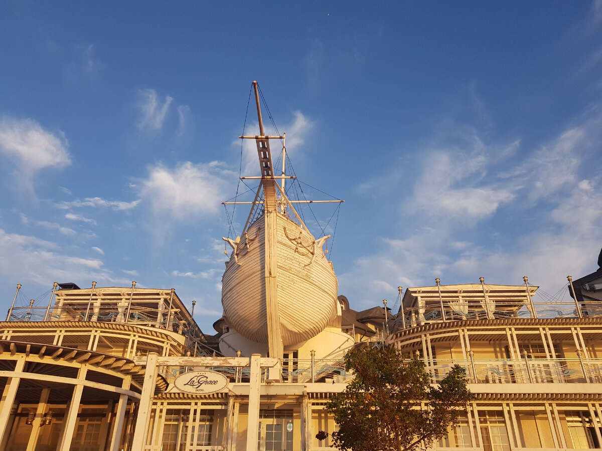 Отель и ресторан La Grace. 