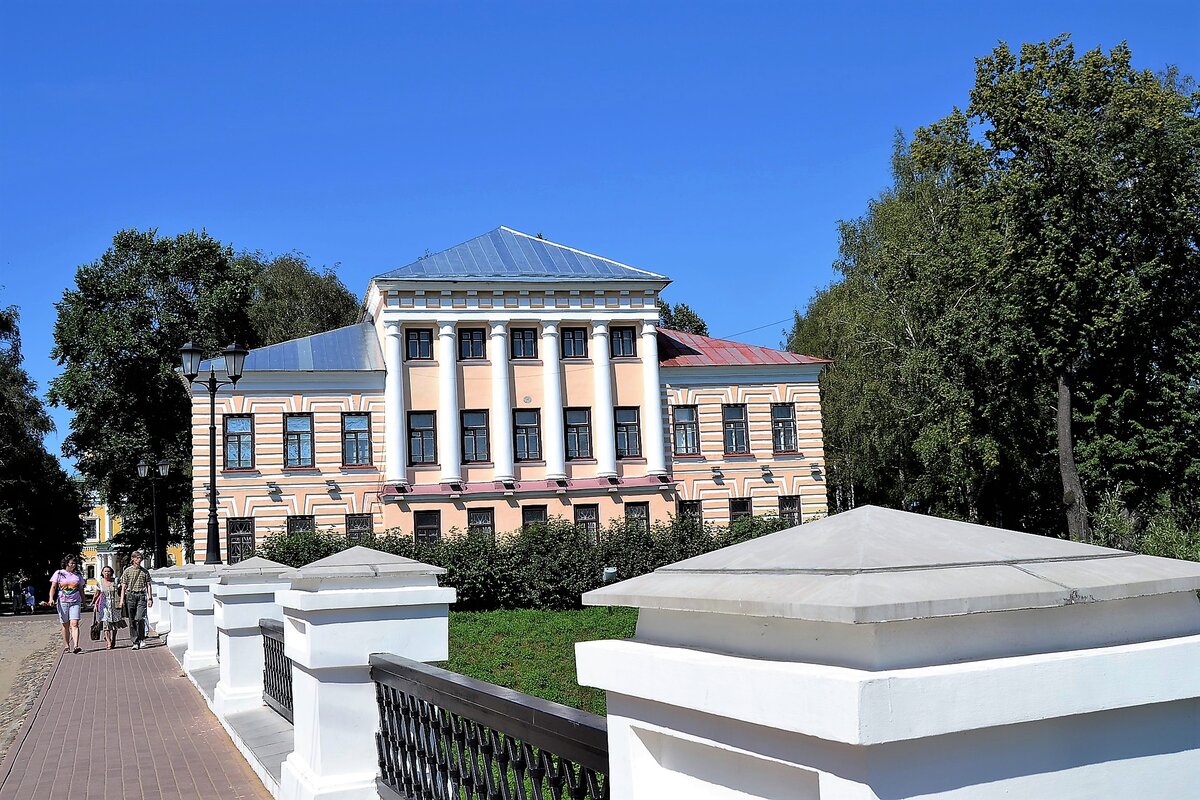 Городская Дума, Городовой магистрат (позже Городская Управа), Цеховая Управа, суд, банк, архивы, уездное и приходское училища. В настоящее время размещаются отделы, архив и библиотека Угличского музея-заповедника (1813—1815гг.)