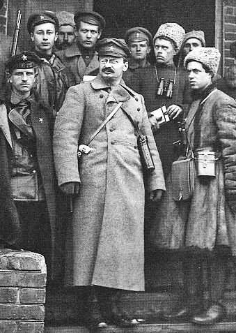 Тов. Троцкий на фронте. Фото из открытых источников.