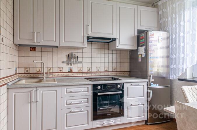 Кухня Фроста - кухня в светлых тонах для небольшого помещения.