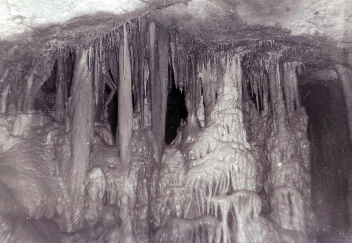 Когда сворачиваешь из Обвального зала вправо вниз, то начинается "решетка" из сталагнатов и надо искать проход между ними, чтобы пролезть дальше.