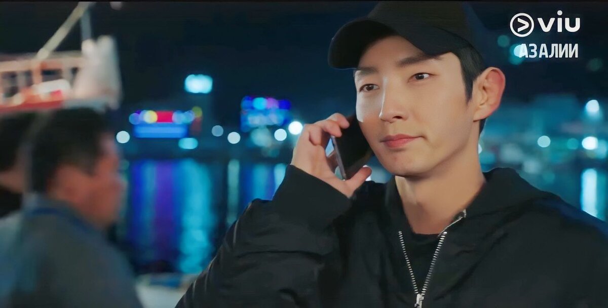 Ким Хи У, всего лишь месяц работая простым провинциальным прокурором, спровоцировал общенациональную операцию по пресечению наркотрафика. Сеульские прокуроры уже прокалывают дополнительную дырку на погонах, Ким Сок Хун руководит операцией из комнаты с десятью гигантскими мониторами, прокурор Чан Ирён звонит Хиуше и (по-обыкновению самодовольно) сообщает, что они-то свою работу уже сделали. Работа оказалась проще простого - поднять пятую точку и забежать на склад с прокурорским бейджем. Хиу знает цену "труду" Чан Ирёна, поэтому у него вот такое лицо сейчас. Ну-погоди, сонбэ, ты следующий на вылет. 