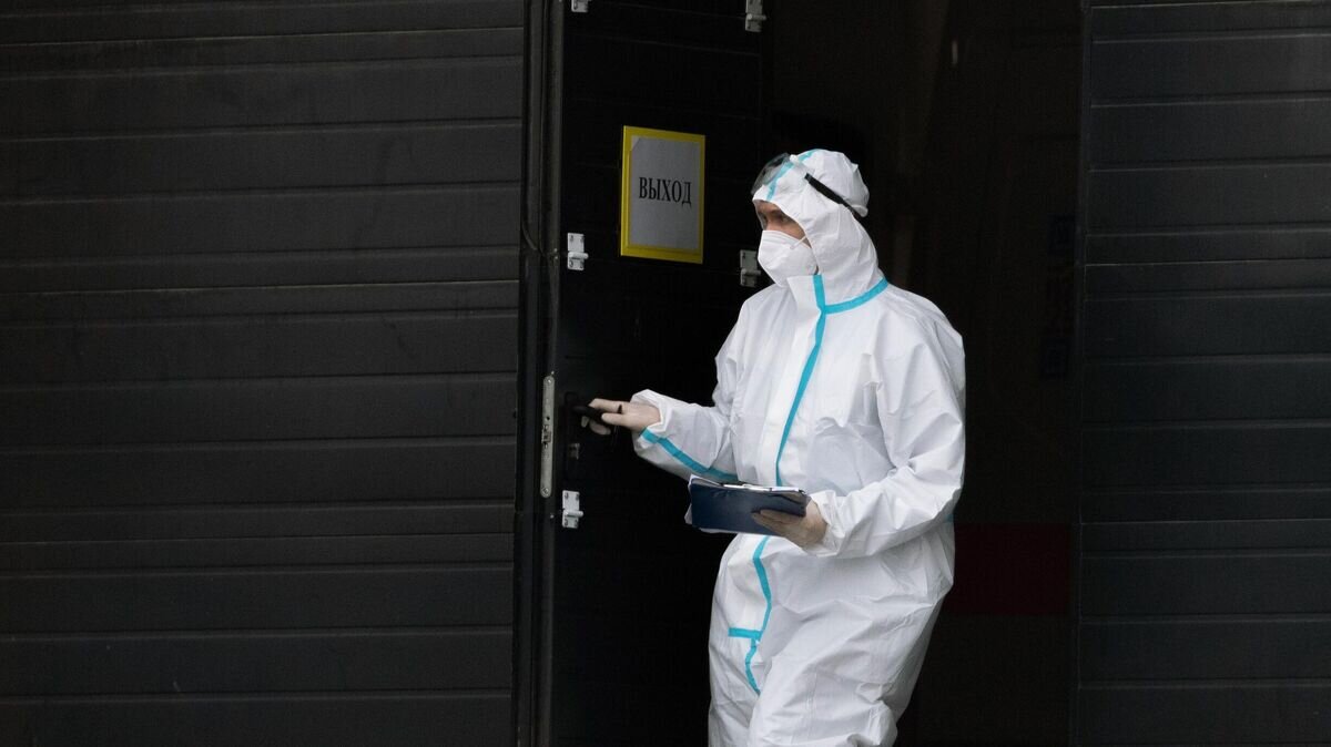    Медицинский работник в карантинном центре в Коммунарке© РИА Новости / Илья Питалев