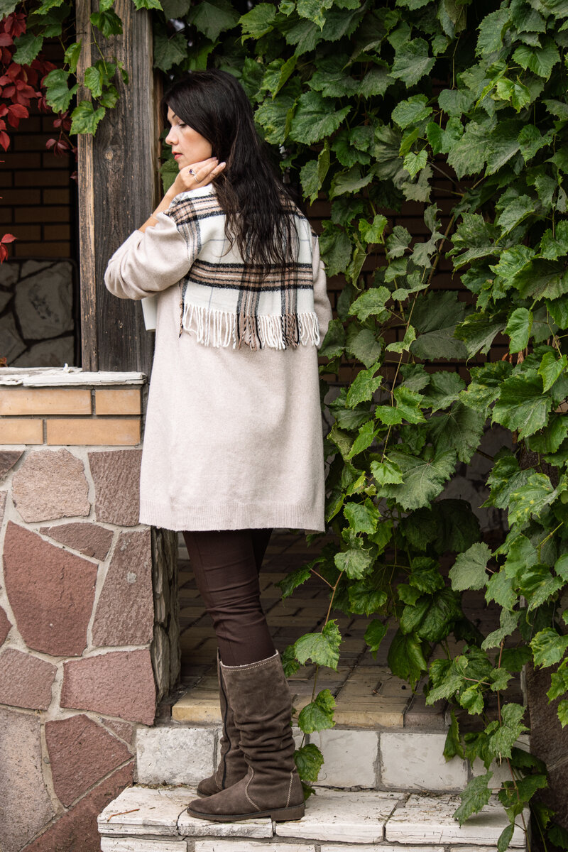 Это вид со спины. Бахрома всегда  задает стиль бохо практически любой одежде.