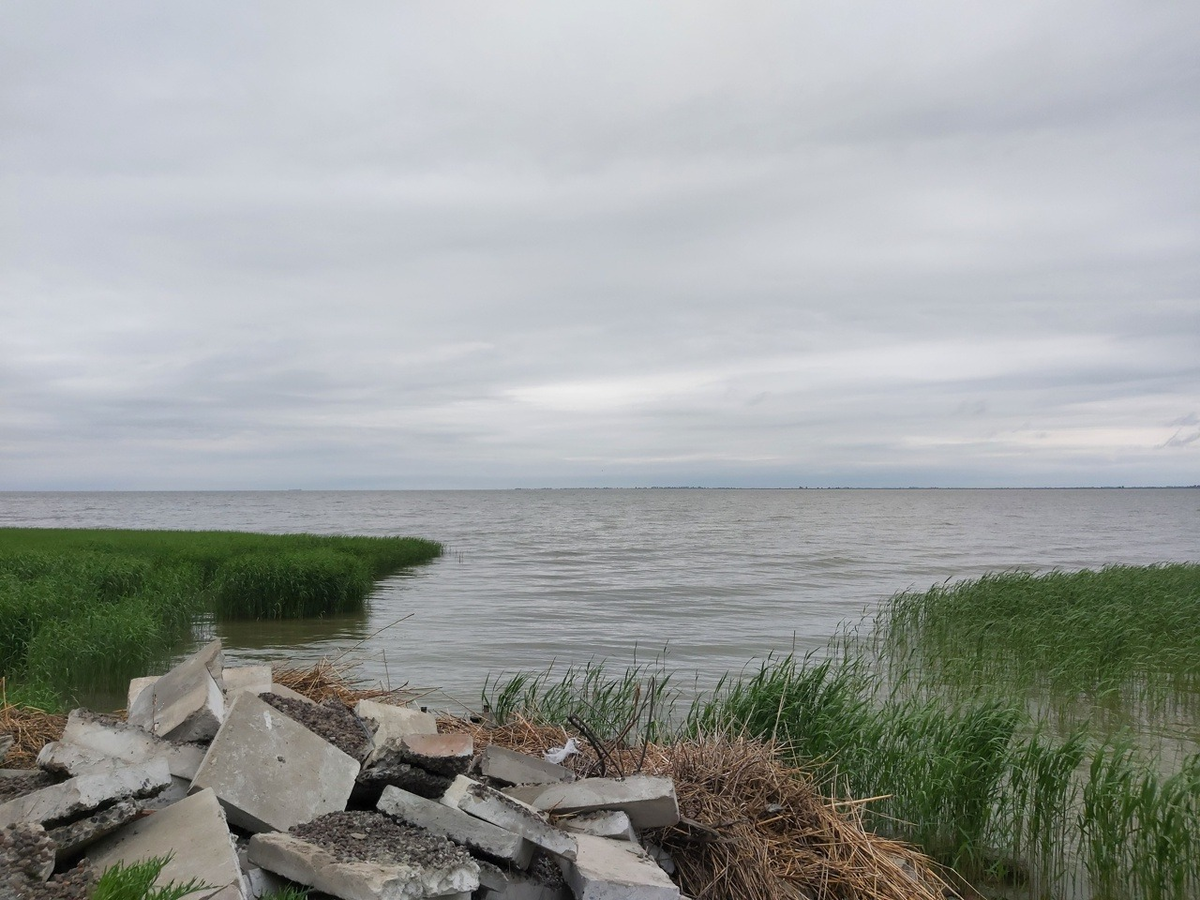 Те самые бетонные блоки вместо пирса и пляжа. 