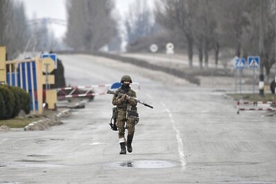    Военнослужащий РФ на территории Запорожской атомной электростанции, расположенной в степной зоне на берегу Каховского водохранилища в Запорожской области Украины в городе Энергодар ©Константин Михальчевский РИА Новости