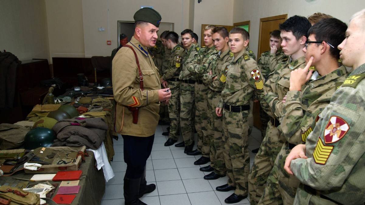    Поисковик отряда «Бумеранг-ДОСААФ» Сергей Горский (слева) выступает перед кадетами / Фото: Андрей Лобанов / Вечерняя Москва