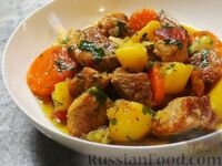 Простое, но очень ароматное и вкусное блюдо для семейного обеда или ужина.ПродуктыСвиная корейка без кости - 1 кгСало свиное свежее - 50 гМасло сливочное - 50 гКартофель - 1 кгПерец болгарский - 1 шт.Морковь - 2 шт.Лук репчатый - 2 шт.Чеснок - 2 зубчикаЗелень петрушки свежая - по вкусуЗелень петрушки сушёная - по вкусуСпеции для мяса - по вкусуПерец чёрный горошком - по вкусуПерец чёрный молотый - по вкусуСоль - по вкусу