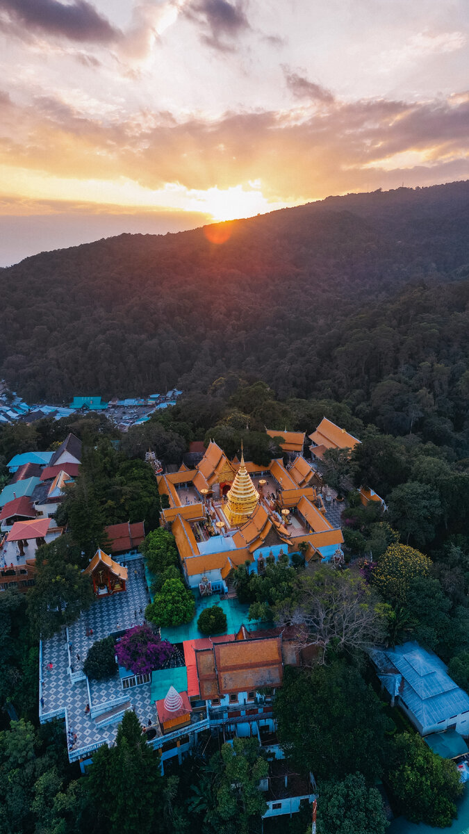 Храм Дои Сурхеп с высоты птичьего полета на закате