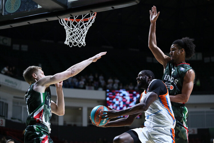    Джеймс Эннис (с мячом)