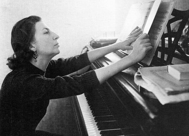 Семья будущей знаменитой пианистки Беллы Давидович жила в центре Баку, рядом с Азербайджанским театром оперы и балета.