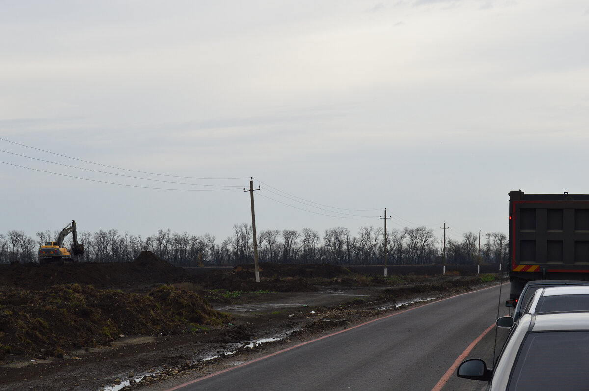 Фото автора. 22.11.2022. Строительство объездной дороги. Вечные пробки Тимашевска.