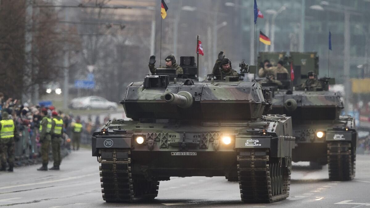    Немецкие военнослужащие на танках Leopard 2© AP Photo / Mindaugas Kulbis