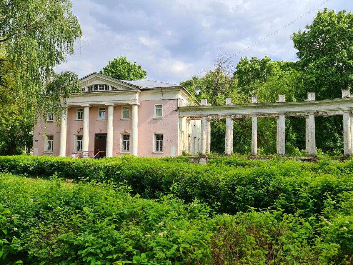 Усадьба Пехра-Яковлевское, восточный флигель, фото автора 