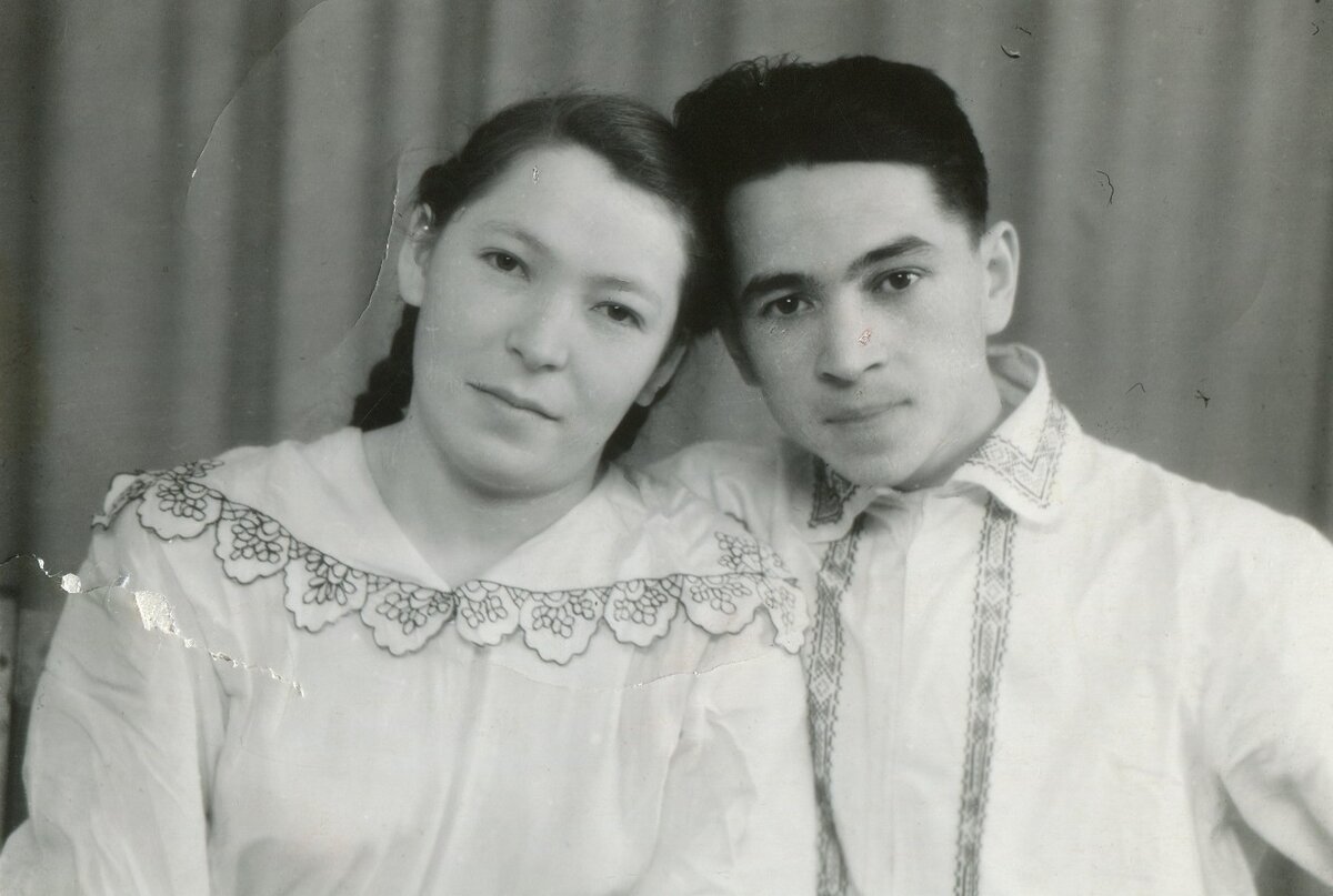 А это мои родители после свадьбы. Юные и красивые!