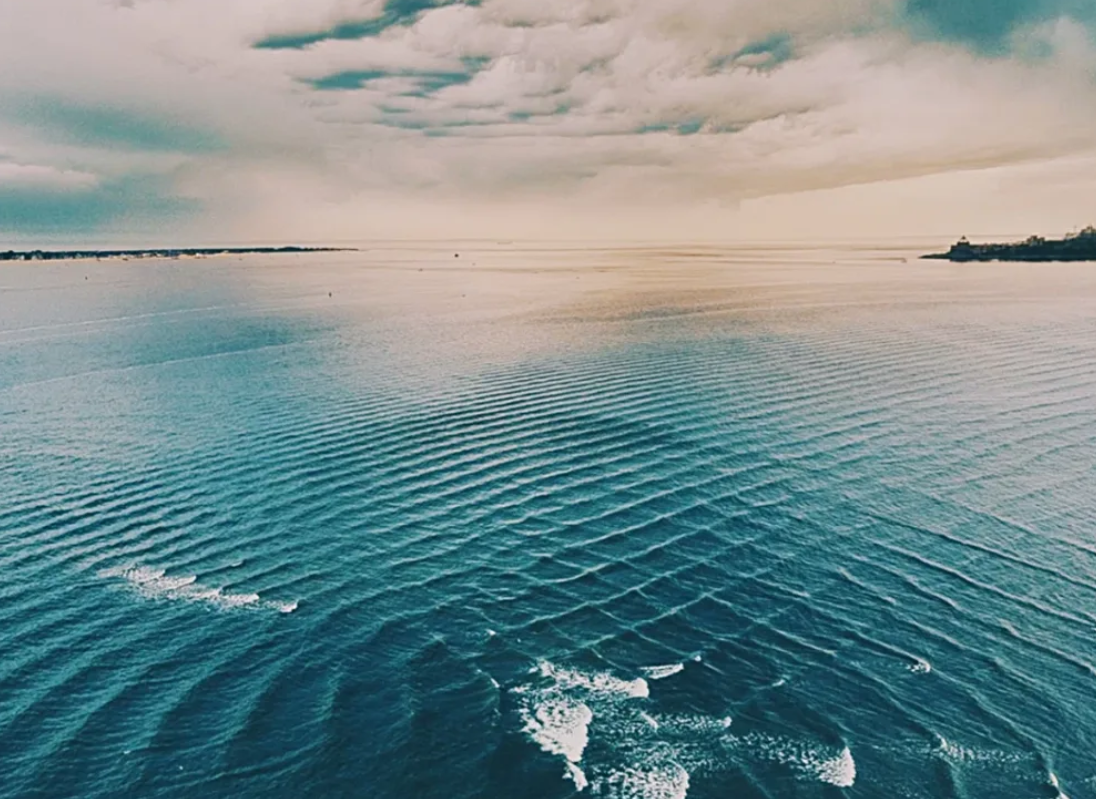 Два океана глаз. Квадратные волны. Море вода.