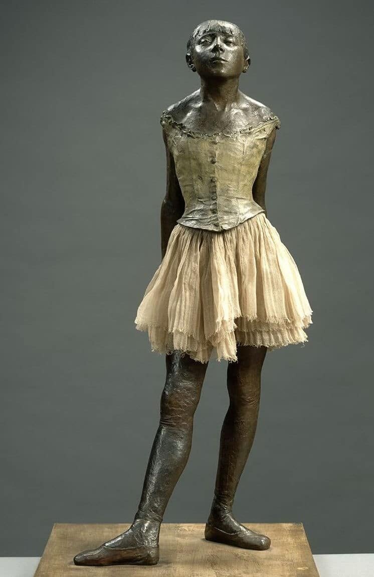 Скульптура танцовщицы в бронзе.