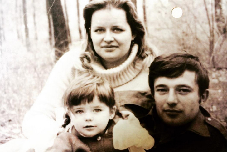 Марина родилась в семье советского офицера в городе Кишкунмайша