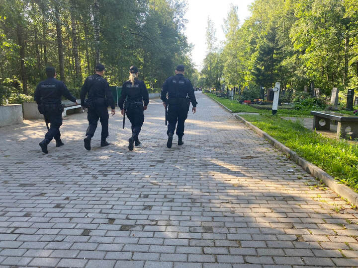     Территорию Серафимовского кладбища плотно патрулировали полицейские / Ирина Боброва