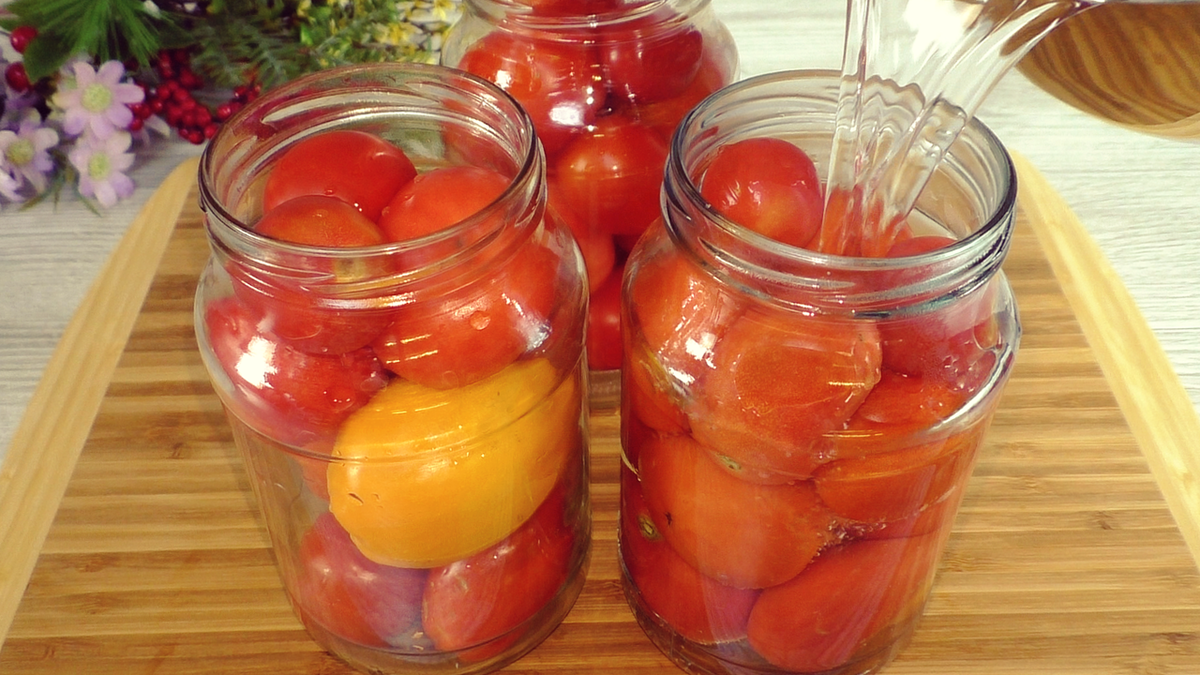 1 заготовка - отличная альтернатива покупным томатам в собственном соку.
Рецепт:
Помидоры в банку
Для 1.5 литра томатного пюре (+/-) 1.5 кг помидоров
Соль 1 ст. л.