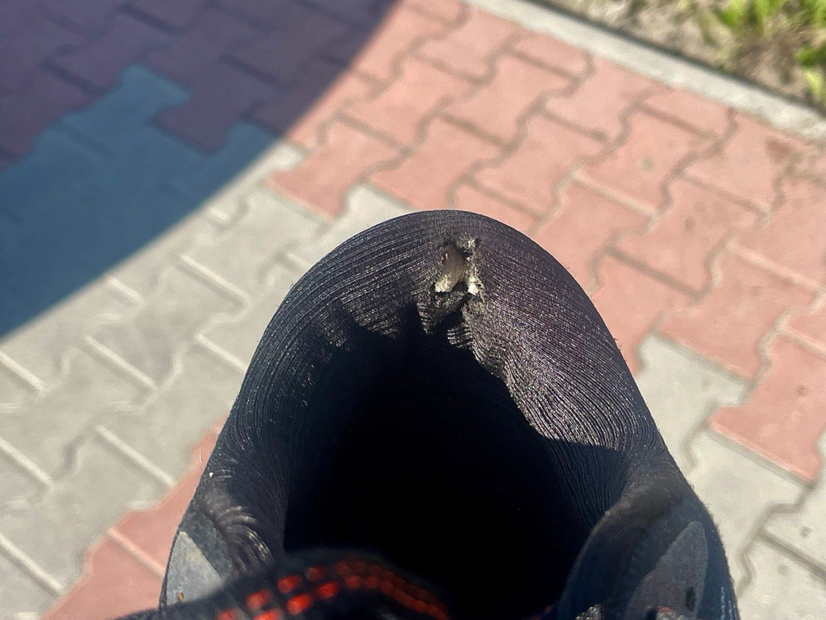 Немного порвалась обивка на пятке. Не критично.