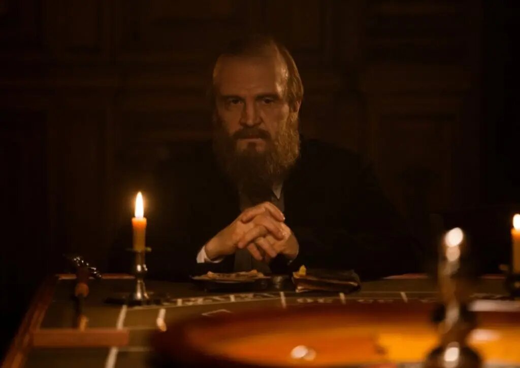 Так выглядит Федор Достоевский в сериале «Алиби» 2021 года, таким его запомнит будущее поколение
