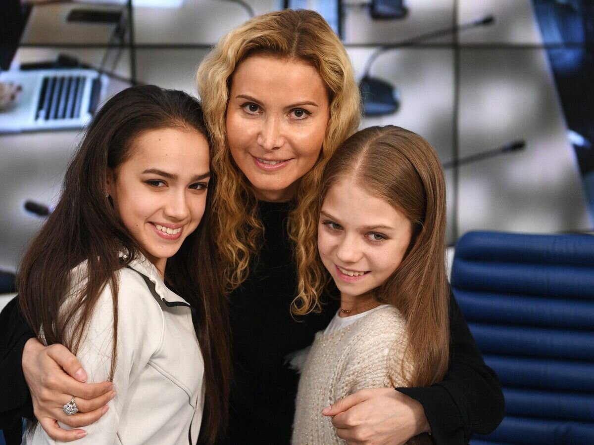    Алина Загитова, Этери Тутберидзе и Александра Трусова (слева направо)© РИА Новости / Владимир Астапкович