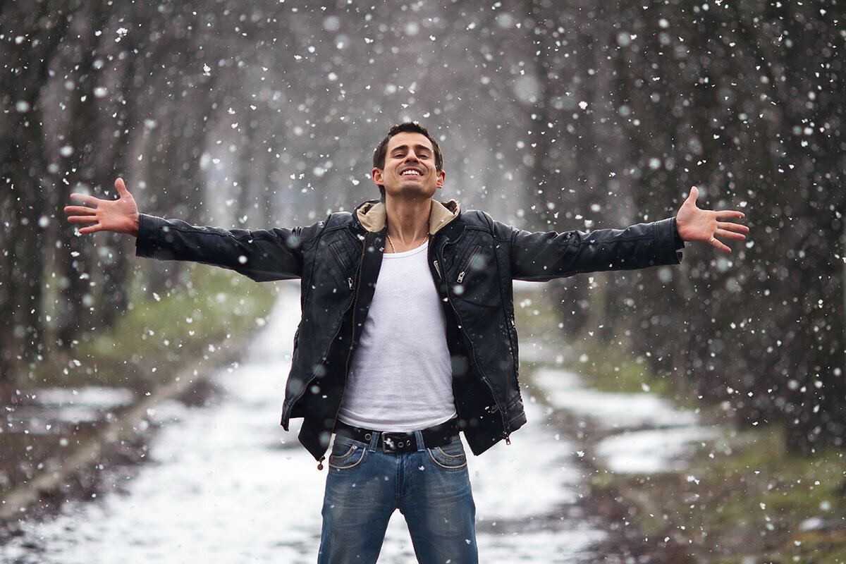 Счастливый мужчина песня. Парень зимой. Парень в снегу. Парень под снегом. Счастливый мужчина зимой.