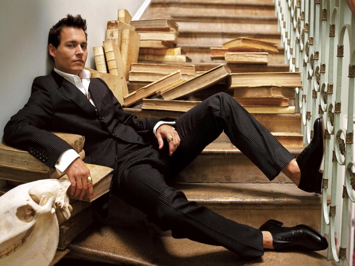 Джонни Депп в окружении книг не менее хорош, чем в образе Джека Воробья