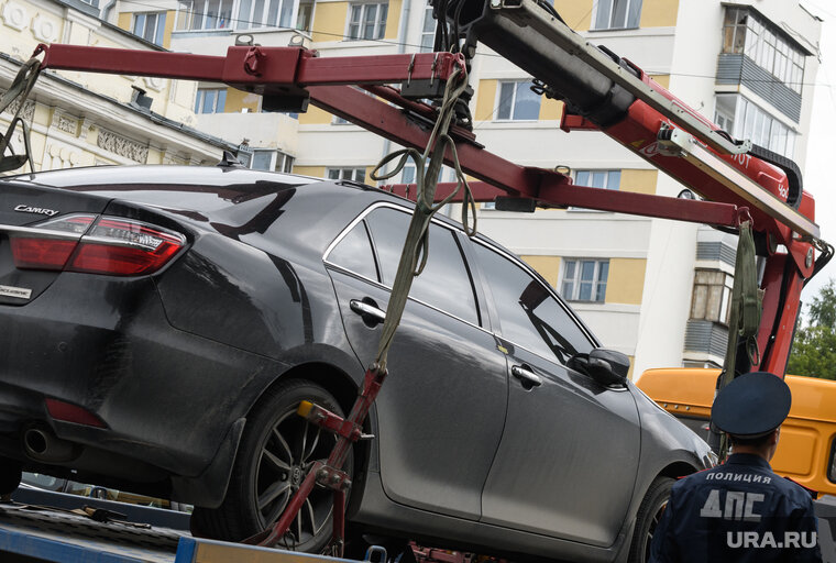    Тюменка решила спасти свое авто от эвакуации незаконными методами
