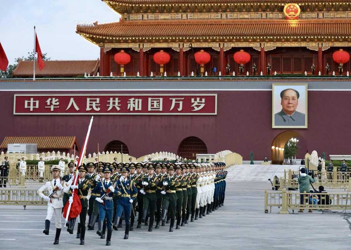 Китайская народная республика есть. Площадь Тяньаньмэнь в Пекине. Площадь Тяньаньмэнь 1949. Площадь Тяньаньмэнь 1 октября. Пекин Тяньаньмэнь флаг.
