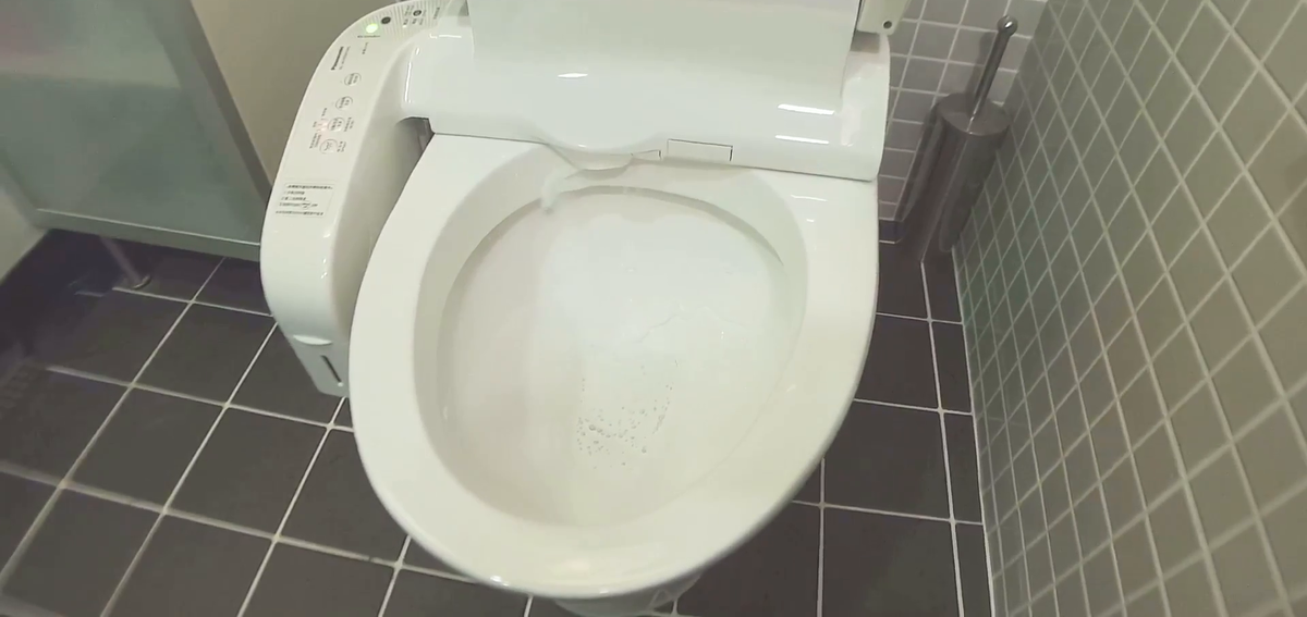 Пример унитаза с блоком управления