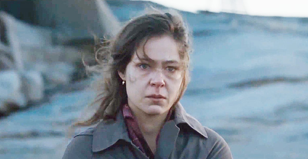 Лицо серьёзное и тупое, на нём отображена вся её мозговая деятельность одного захудалого нейрона.