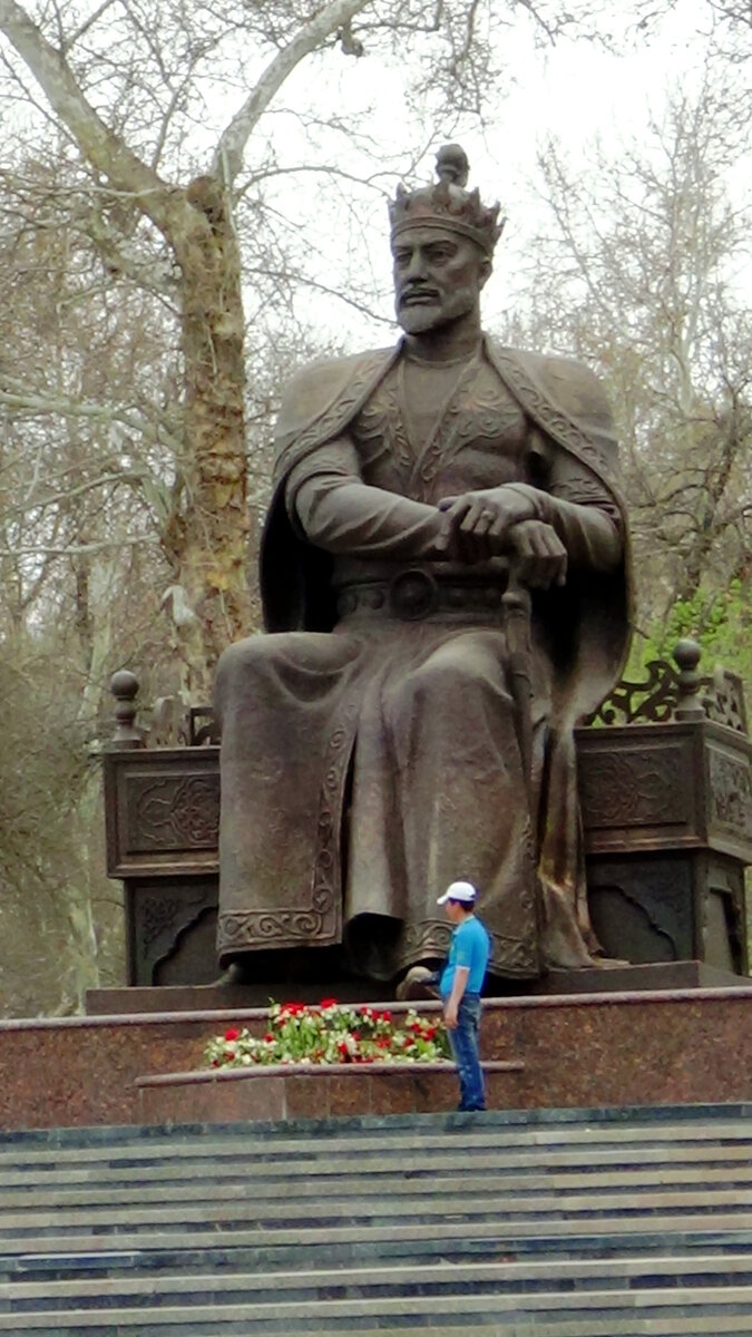 Памятник в Самарканде