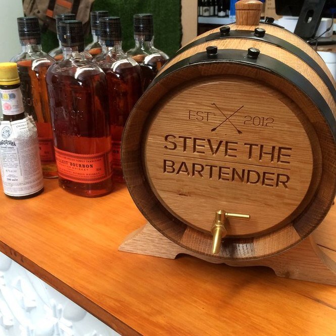 Какой объем дубовой бочки выбрать для дома лучше всего? Существуют маленькие двухлитровые, трехлитровые и пятилитровые бочонки, пользоваться ними довольно удобно. Такую бочку с легкостью можно хранить в кладовке. Если же для домашнего подвала принято решение приобрести бочку на 10 литров, она должна быть оснащена краном, но следует учитывать, что краник – это уязвимое место емкости, он может сломаться и протекать. Краник должен быть изготовлен из нержавейки.