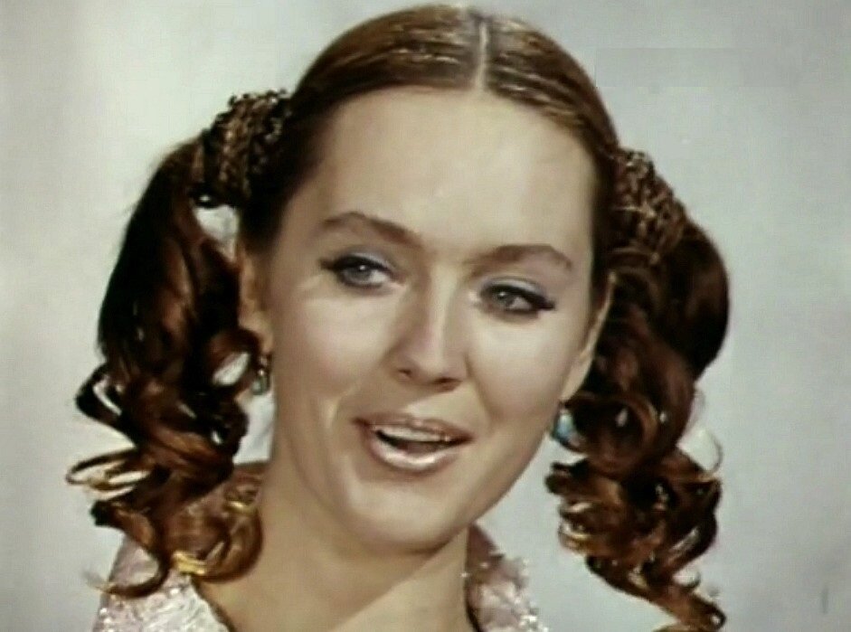 лиза семина фейс. некрасивая челка. песня смешная челка половина неба в глазах. страшная рыжая женщина. певица сиа волосы сплит.