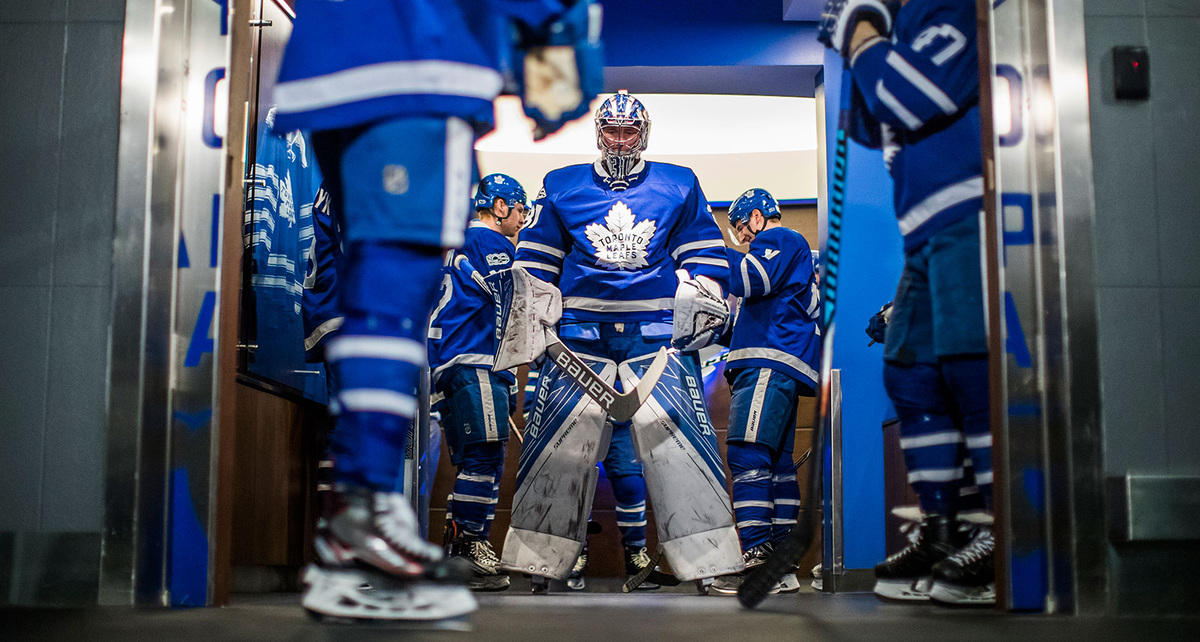 Команд которые входят в НХЛ (Национальная Хоккейная Лига) всего 6.