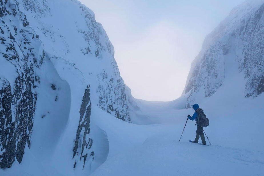 Снимок фотографа нашей команды приключений – Ивана Дементиевского, из одного из его путешествий по Хибинам (никакого отношения к рассказу не имеет – просто иллюстрация обстановки в этих горах). 