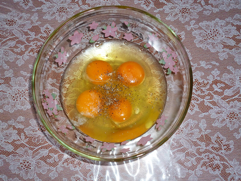 Взбиваем яйца с солью и перцем