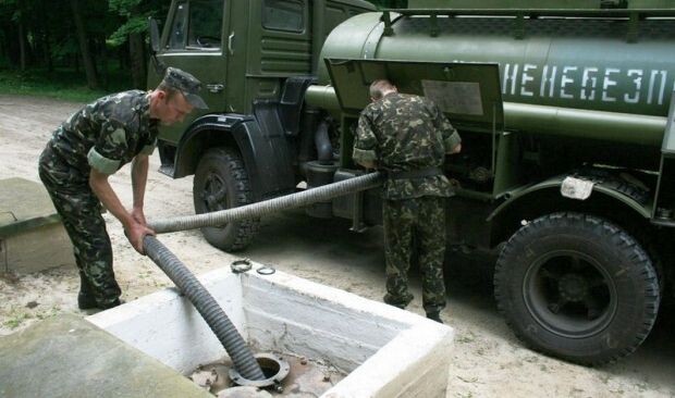 Фото 1. Солдаты заправляют машину